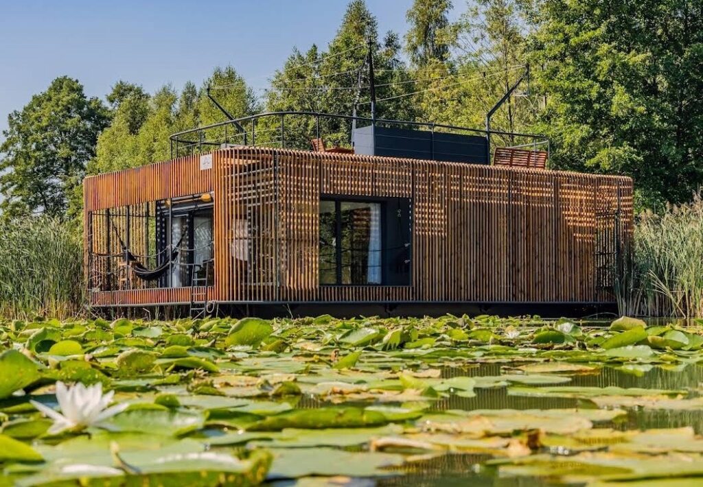 Houseboat na tle lasu
